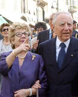 Il Presidente Ciampi con la moglie Franca durante la breve passeggiata in città.