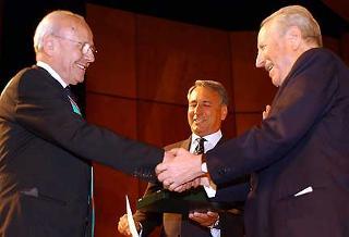 Il Presidente Ciampi si congratula con Filippo Maria Pandolfi, insignito dell'onorificenza di Cavaliere di Gran Croce dell'O.M.R.I.