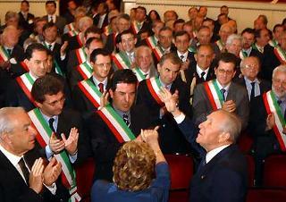 Il Presidente Ciampi saluta i Sindaci della Provincia al suo arrivo al Teatro della Società