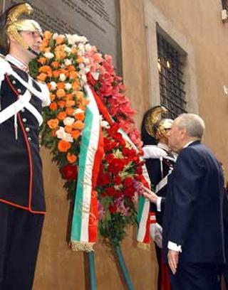 Il Presidente Ciampi rende omaggio ad Aldo Moro in via Caetani, nel venticinquesimo anniversario dell'uccisione