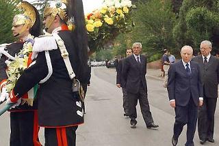 Il Presidente Ciampi accompagnato dal Segretario generale del Quirinale Gaetano Gifuni in via Fani rende omaggio agli uomini della scorta di Aldo Moro