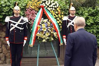 Il Presidente Ciampi in raccoglimento davanti alla Stele, che ricorda il sacrificio degli Uomini della scorta di Aldo Moro, in via Fani