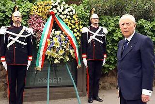 Il Presidente Ciampi, dopo aver reso omaggio agli Uomini della scorta di Aldo Moro, osserva il luogo dell'agguato e della loro uccisione, in via Fani, da parte delle Brigate Rosse