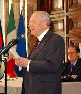 Il Presidente Ciampi rivolge il suo saluto ai vincitori delle ultime sei edizioni dei &quot;Premi Nazionali per la Traduzione&quot;