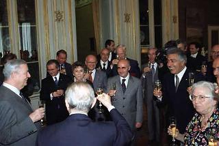 Il Presidente Ciampi brinda con i consiglieri in occasione del 4° Anno di Presidenza della Repubblica