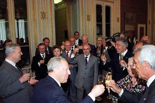 Il Presidente Ciampi brinda con i consiglieri in occasione del 4° Anno di Presidenza della Repubblica
