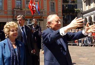 Il Presidente Ciampi e la moglie Franca rispondono al saluto della gente al loro arrivo in Piazza della Riforma