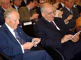 Il Presidente Ciampi con a fianco il Presidente della Confederazione Elvetica Pascal Couchepin, nella sede dell'Università della Svizzera italiana, osservano un CD contenente una registrazione di Benedetto Croce