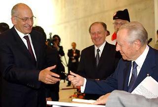 Il Presidente Ciampi e il Presidente della Confederazione Elvetica Pascal Couchepin firmano il Registro d'Onore all'Università della Svizzera Italiana