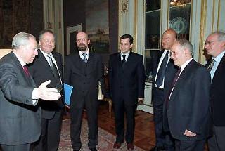 Il Presidente Ciampi accoglie nel suo studio al Quirinale Roberto Confalonieri con una delegazione della CONFEDIR