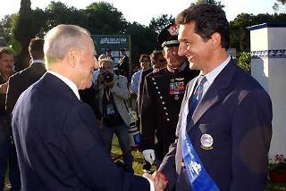 Il Presidente Ciampi si congratula con il Responsabile della squadra ippica francese, vincitrice della Coppa delle Nazioni 2003