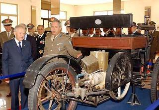 Il Presidente Ciampi, osserva un Triciclo, primo esemplare a propulsione a benzina nel mondo, durante la visita al Museo Storico della Motorizzazione Militare