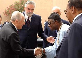 Il Presidente Ciampi con a fianco Gherardo Gnoli, Presidente dell'Istituto Italiano per l'Africa saluta S.E l'Amb. Antony Le Clerk Kgwadu Mongalo, Presidente di turno dell'Organizzazione dell'Unità Africana, in occasione della &quot;Giornata dell'Africa&quot;