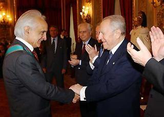 Il Presidente Ciampi si congratula con Antonino Zichichi dopo averlo insignito dell'Onorificenza di Cavaliere di Gran Croce dell'O.M.R.I. in occasione della ricorrenza della fondazione della Repubblica