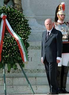 Il Presidente Ciampi depone una corona d'alloro all'Altare della Patria, in occasione della Festa della Repubblica