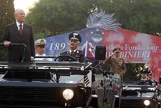 Il Presidente Ciampi passa in rassegna le truppe schierate in occasione della celebrazione del 189°anniversario di fondazione dell'Arma dei Carabinieri