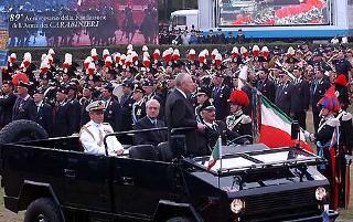 Il Presidente Ciampi, accompagnato dal Ministro della Difesa Antonio Martino e dal Consigliere Militare Sergio Biraghi, durante la celebrazione del 189°anniversario di fondazione dell'Arma dei Carabinieri