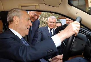 Il Presidente Ciampi alla guida della nuova vettura Presidenziale Lancia Thesis, nella versione Limousine presentata dal Presidente della FIAT Umberto Agnelli e dall'Amministratore Delegato Giovanni Morchio