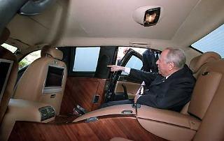 Il Presidente Ciampi osserva la nuova vettura Presidenziale Lancia Thesis, nella versione Limousine presentata dal Presidente della FIAT Umberto Agnelli