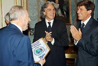 Il Presidente Ciampi si intrattiene con Gianni Morandi e Riccardo Fogli,in occasione dell'incontro al Quirinale con i promotori della &quot;Partita del Cuore&quot; pro Iraq ed alcuni giocatori iracheni