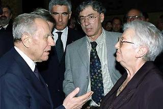 Il Presidente Ciampi si intrattiene con Giuliana Limiti, Consulente per l'Archivio Storico della Presidenza della Repubblica, al termine dell'intervento su Cattaneo