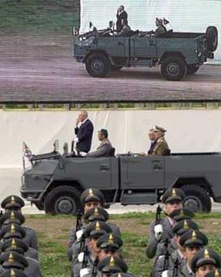 Il Presidente Ciampi passa in rassegna i Reparti schierati in occasione della Festa della Guardia di Finanza