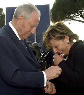 Il Presidente Ciampi consegna una Medaglia d'Oro al Merito civile alla memoria alla vedova del Sovr. Pasquale Di Lorenzo, nel corso della Festa del Corpo di Polizia Penitenziaria