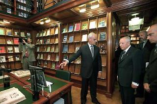 Il Presidente Ciampi, accompagnato dal Presidente del Senato Marcello Pera, visita la nuova sede della Biblioteca del Senato della Repubblica