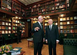 Il Presidente Ciampi e il Presidente del Senato Marcello Pera, all'interno della nuova sede della Biblioteca del Senato della Repubblica in Piazza della Minerva