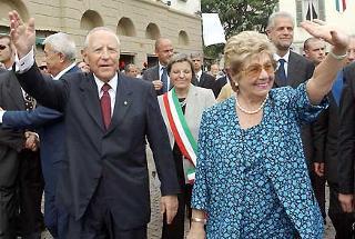 Il Presidente Ciampi, in compagnia dela moglie Franca, risponde al saluto dei cittadini durante la breve passeggiata all'uscita dal Teatro Pedretti