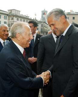 Il Presidente Ciampi salutato dal Presidente della Regione Lombardia Roberto Formigoni al suo arrivo al Teatro Pedretti a Sondrio