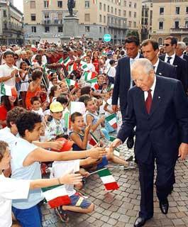Il Presidente Ciampi al suo arrivo in Piazza Garibaldi a Sondrio