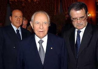 Il Presidente Ciampi con il Presidente della Commissione Europea Romano Prodi e il Presidente del Consiglio dei ministri Silvio Berlusconi, in occasione della cerimonia di inizio del Semestre di Presidenza italiana del Consiglio dell'Unione Europea