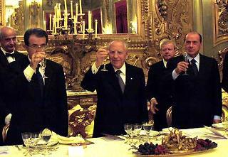 Il brindisi del Presidente Ciampi con il Presidente della Commissione Europea Romano Prodi e il Presidente del Consiglio dei ministri Silvio Berlusconi, in occasione della cerimonia di inizio del Semestre di Presidenza italiana del Consiglio dell'Unione Europea