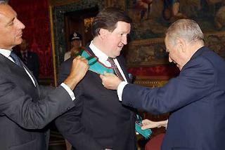 Il Presidente Ciampi consegna le insegne di Cavaliere di Gran Croce dell'OMRI a Lord Robertson di Port Elen