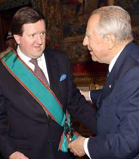 Il Presidente Ciampi con Lord Robertson di Port Ellen, insignito dell'onorificenza di Cavaliere di Gran Croce dell'OMRI