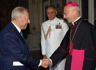 Il Presidente Ciampi accoglie, S.E. Rev.ma Mons. Angelo Bagnasco, Arcivescovo di Pesaro-nuovo Ordinario Militare per l'Italia