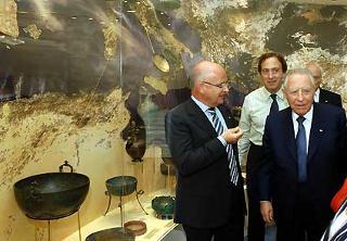 Il Presidente Ciampi, accompagnato dal Consigliere del Patrimonio Artistico e Culturale, Louis Godart e dall'Archeologo Stambuliotis, visita la Mostra delle Comunicazioni tra i popoli del Mediterraneo Antico