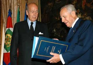 Il Presidente Ciampi con il Progetto di Trattato Costituzionale dell'Unione Europea ricevuto da Valery Giscard d'Estaing, Presidente della Convenzione Europea