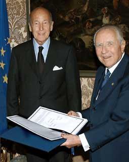 Il Presidente Ciampi con il Progetto di Trattato Costituzionale dell'Unione Europea ricevuto da Valery Giscard d'Estaing, Presidente della Convenzione Europea