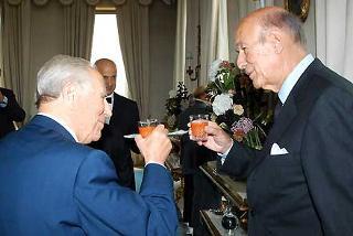 Il Presidente Ciampi con S.E. Valery Giscard d'Estaing, Presidente della Convenzione Europea, durante la colazione al Belvedere del Torrino