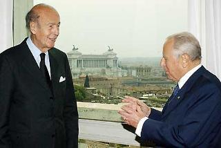 Il Presidente Ciampi con S.E. Valery Giscard d'Estaing, Presidente della Convenzione Europea, durante la colazione al Belvedere del Torrino