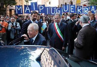 Il Presidente Ciampi nel quartiere di San Lorenzo al termine della cerimonia di inaugurazione dell'opera monumentale in memoria delle Vittime del '43