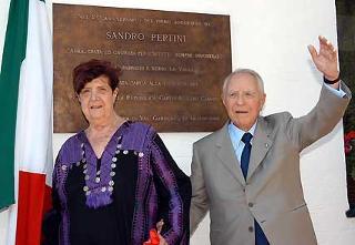 Il Presidente Ciampi con la Signora Carla Pertini davanti alla targa in memoria di Sandro Pertini