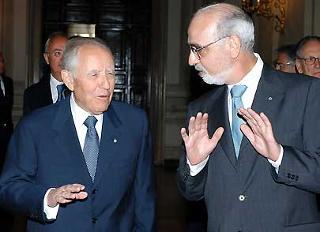 Il Presidente Ciampi con Enzo Jacopino, Presidente dell'Associazione Stampa Parlamentare, in occasione dell'incontro per la consegna del tradizionale &quot;Ventaglio&quot;