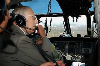 Il Presidente Ciampi sull'elicottero della Marina, durante il viaggio di trasferimento a La Maddalena