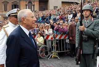 Il Presidente Ciampi al suo arrivo a Porta San Paolo, in occasione della cerimonia celebrativa del 60°anniversario della Difesa di Roma