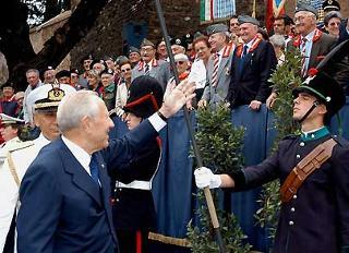 Il Presidente Ciampi saluta Combattenti e Partigiani al su arrivo a Porta San Paolo in occasione del 60° anniversario della Difesa di Roma