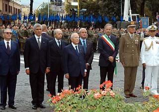 Il Presidente Ciampi con le Alte cariche civili e militari, in raccoglimento davanti alla lapide commemorativa dei Caduti di Porta San Paolo, in occasione del 60° anniversario della Difesa di Roma