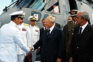 Il Presidente Ciampi, accompagnato dal Ministro della Difesa Antonio Martino, accolto dal Comandante della Nave San Giorgio Diego Caliendo, al suo arrivo
